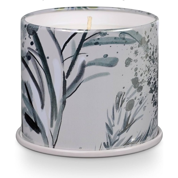 ILLUME Winter White Plant-Based Candle - Picture 2 of 8